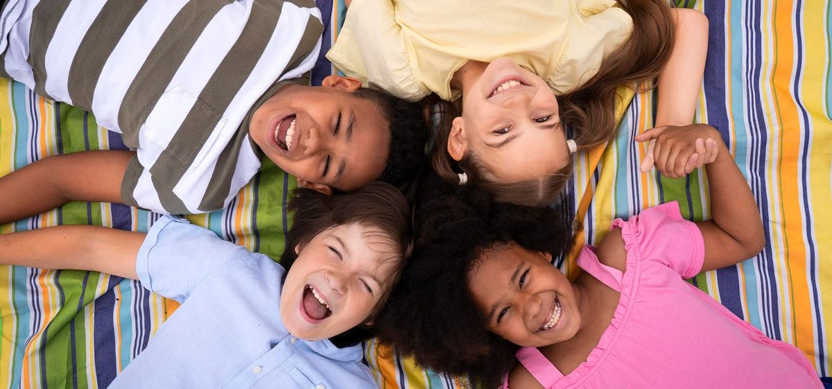 Enfants souriants allongés en cercle