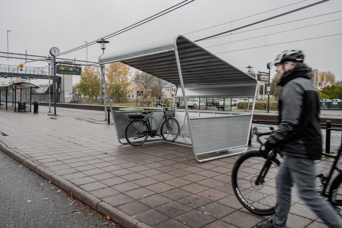 Mobilier urbain installé aux abords d'une aire de jeux