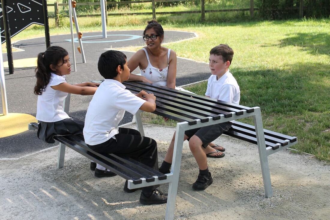 Mobilier urbain installé dans un parc