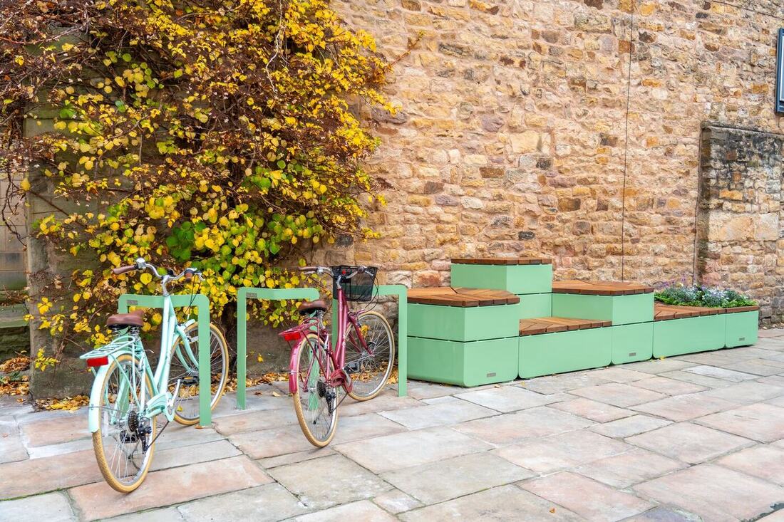 Abri vélos et mobilier urbain contemporain