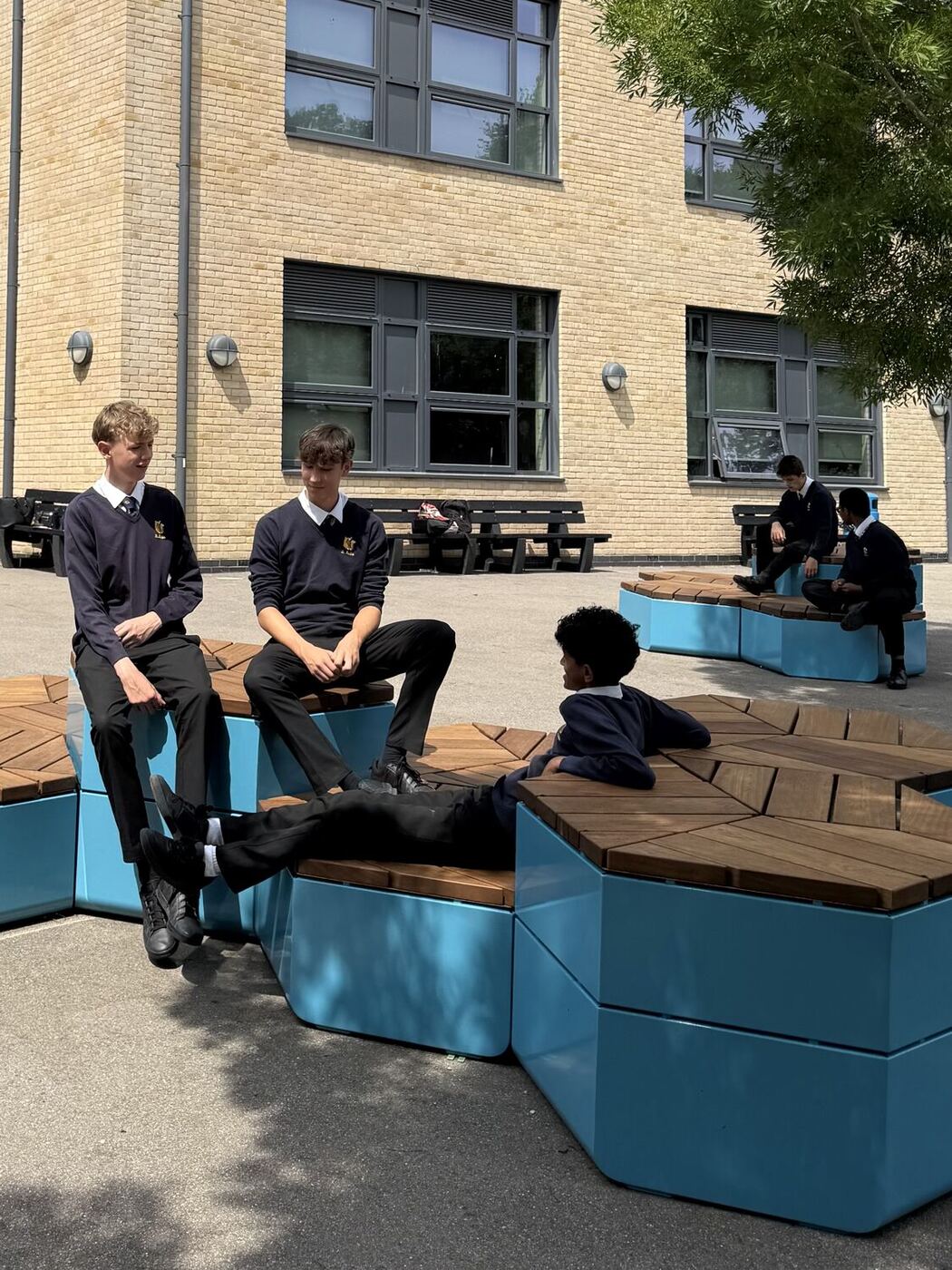 Banc et assise en bois dans un parc