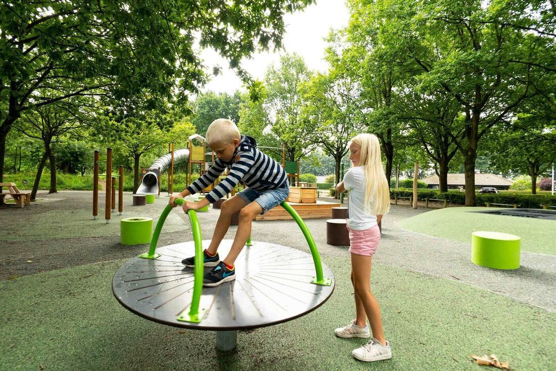 Enfants sur une structure de jeux multi-activités