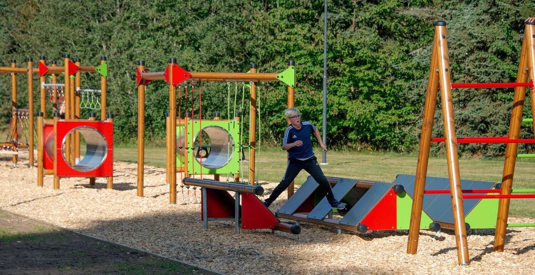 Enfants sur un parcours d'obstacles Ninja