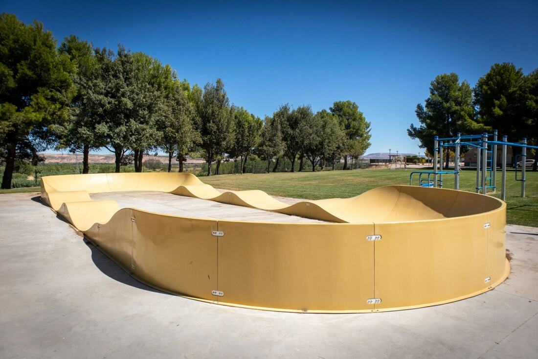 Rider sur un pumptrack en enrobé