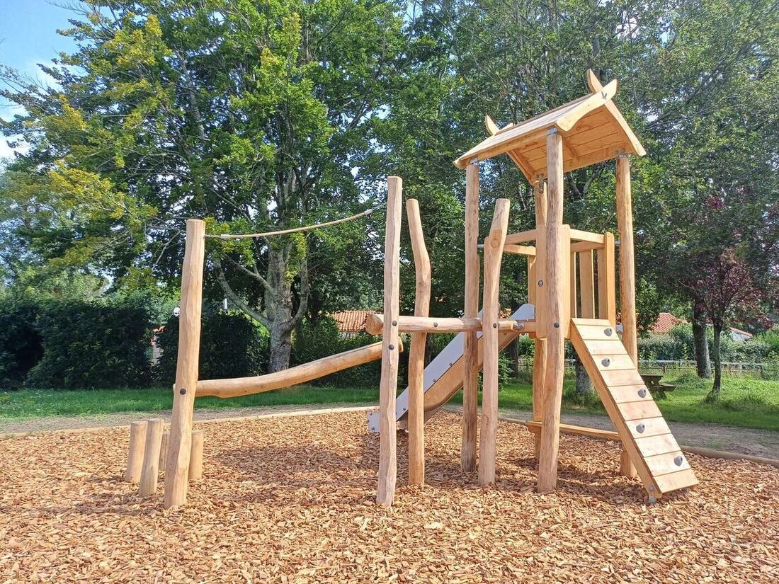 Aire de jeux en robinier intégrée dans un parc