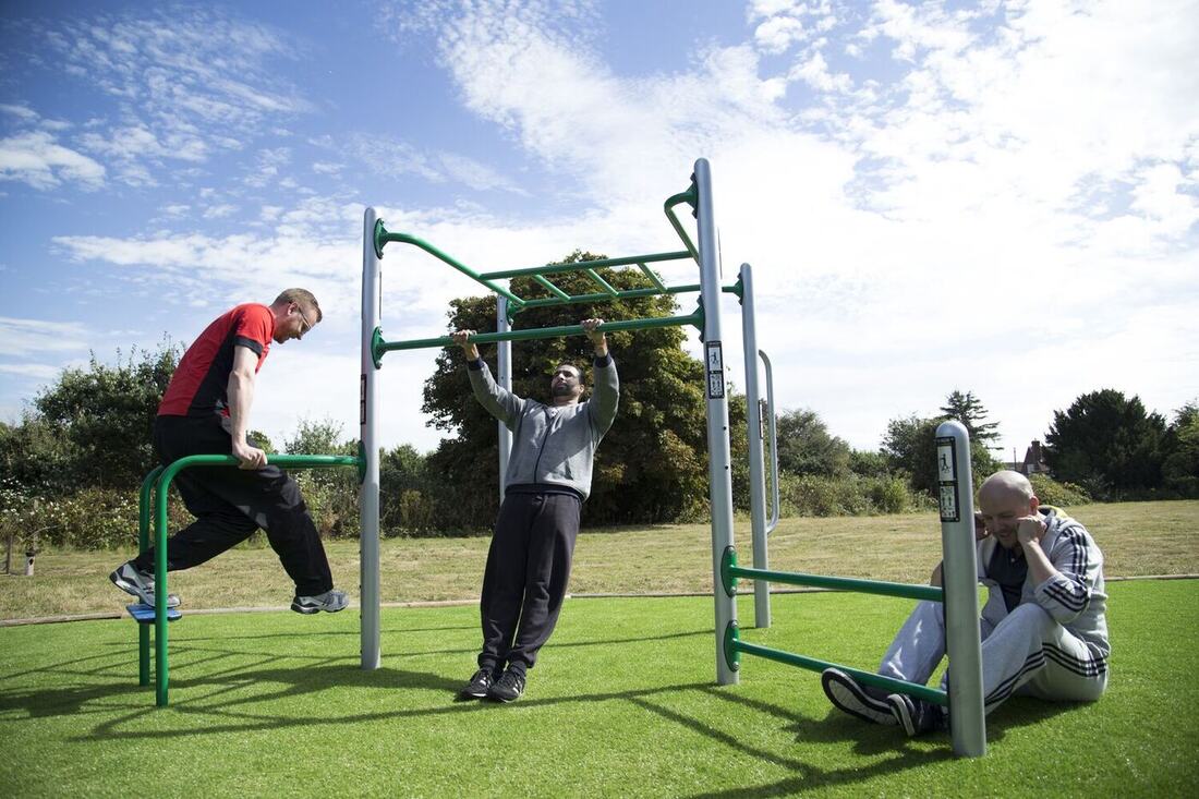 Sportifs sur une aire de street workout