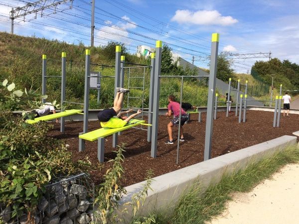 Sportifs sur une aire de street workout