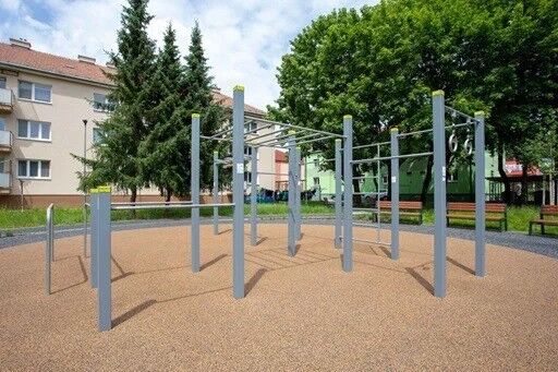 Agrès de traction et de dips en extérieur