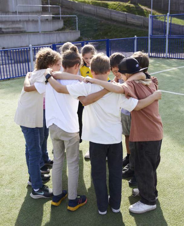 Groupe d'enfants réunis en cercle