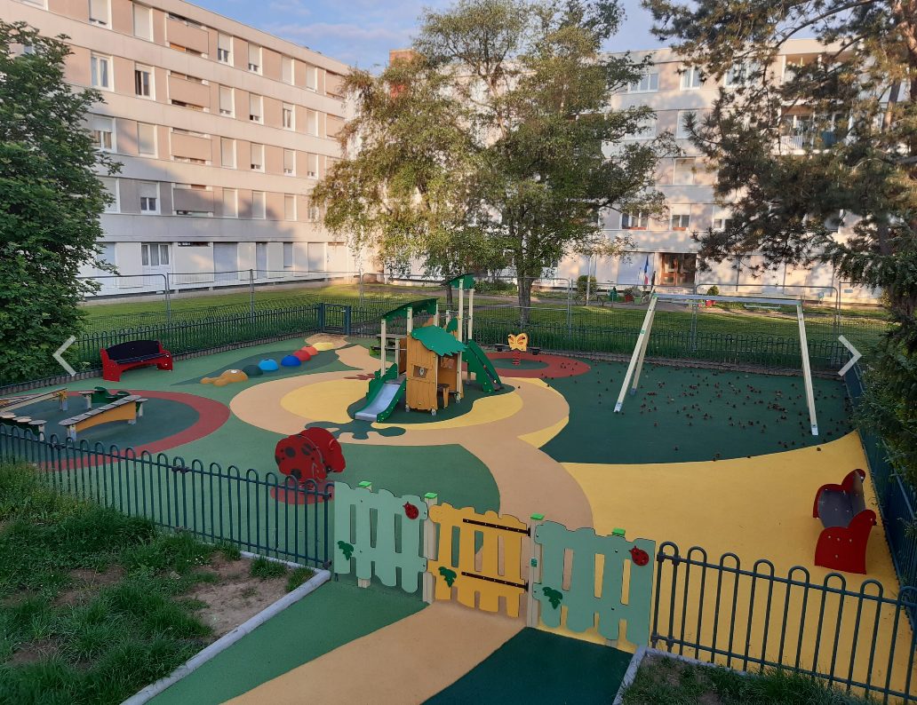 Aire de jeux multi-activités avec structure abeille géante