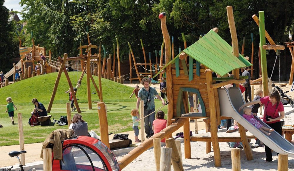 Enfants grimpant sur des jeux naturels en robinier