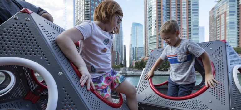 Enfants jouant sur une structure multi-activités
