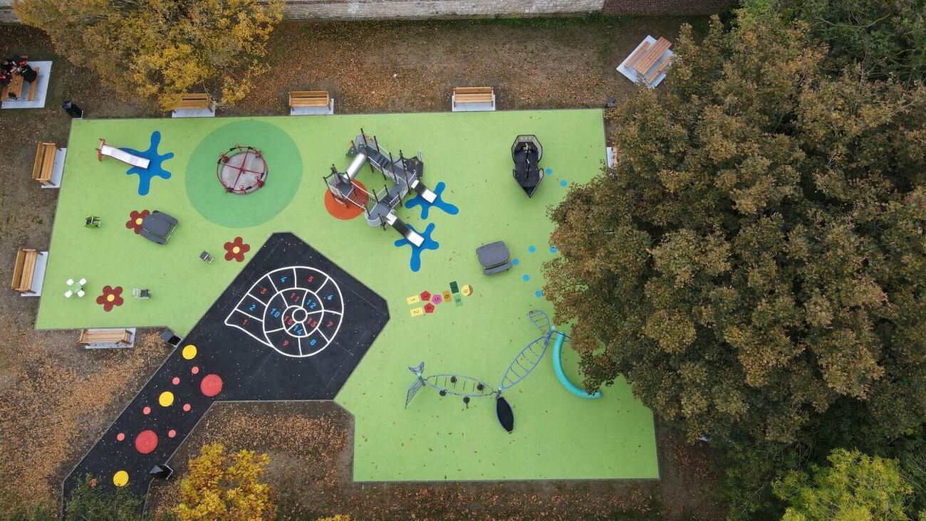 Aire de jeux et sol EPDM vue du ciel — référence Arena Jeux