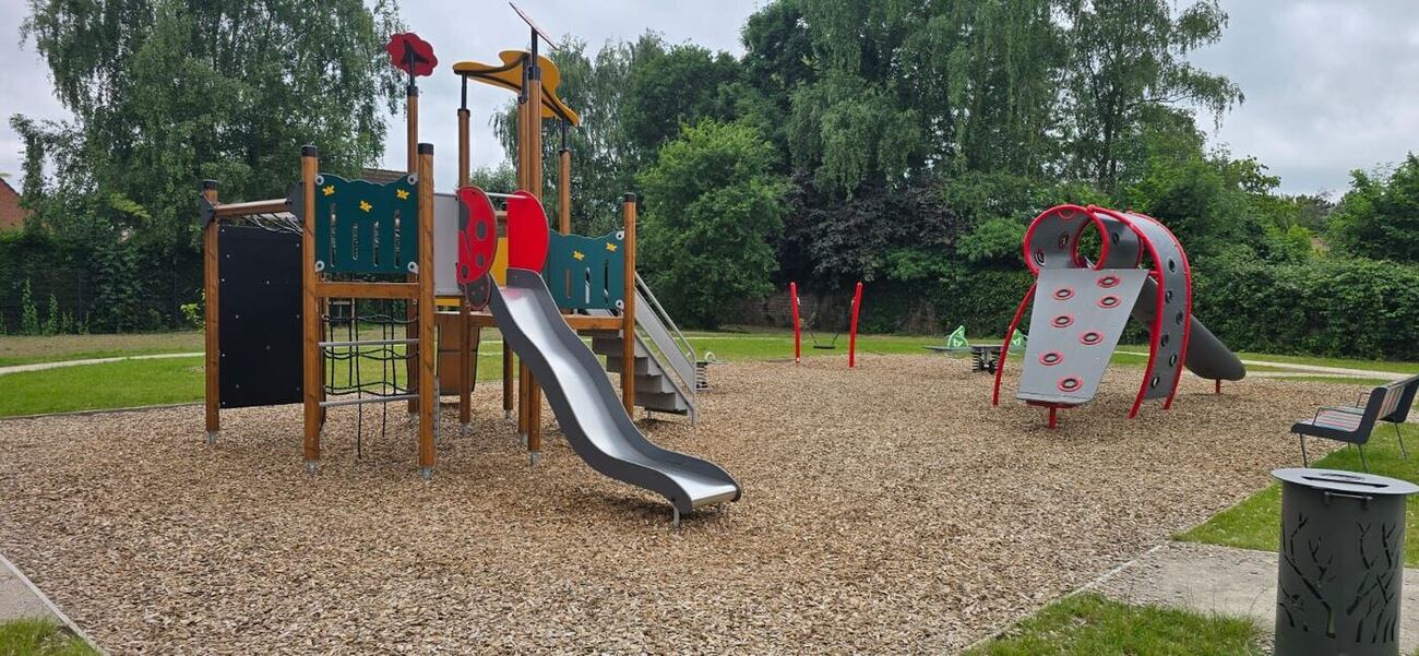 Structure bois et toboggan sur copeaux — référence Arena Jeux