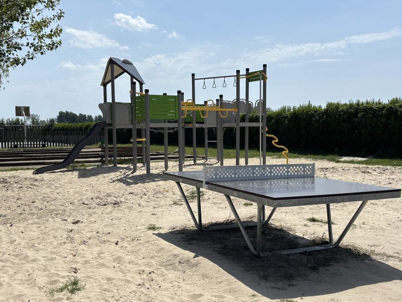 Table de tennis de table et aire de jeux — référence Arena Jeux