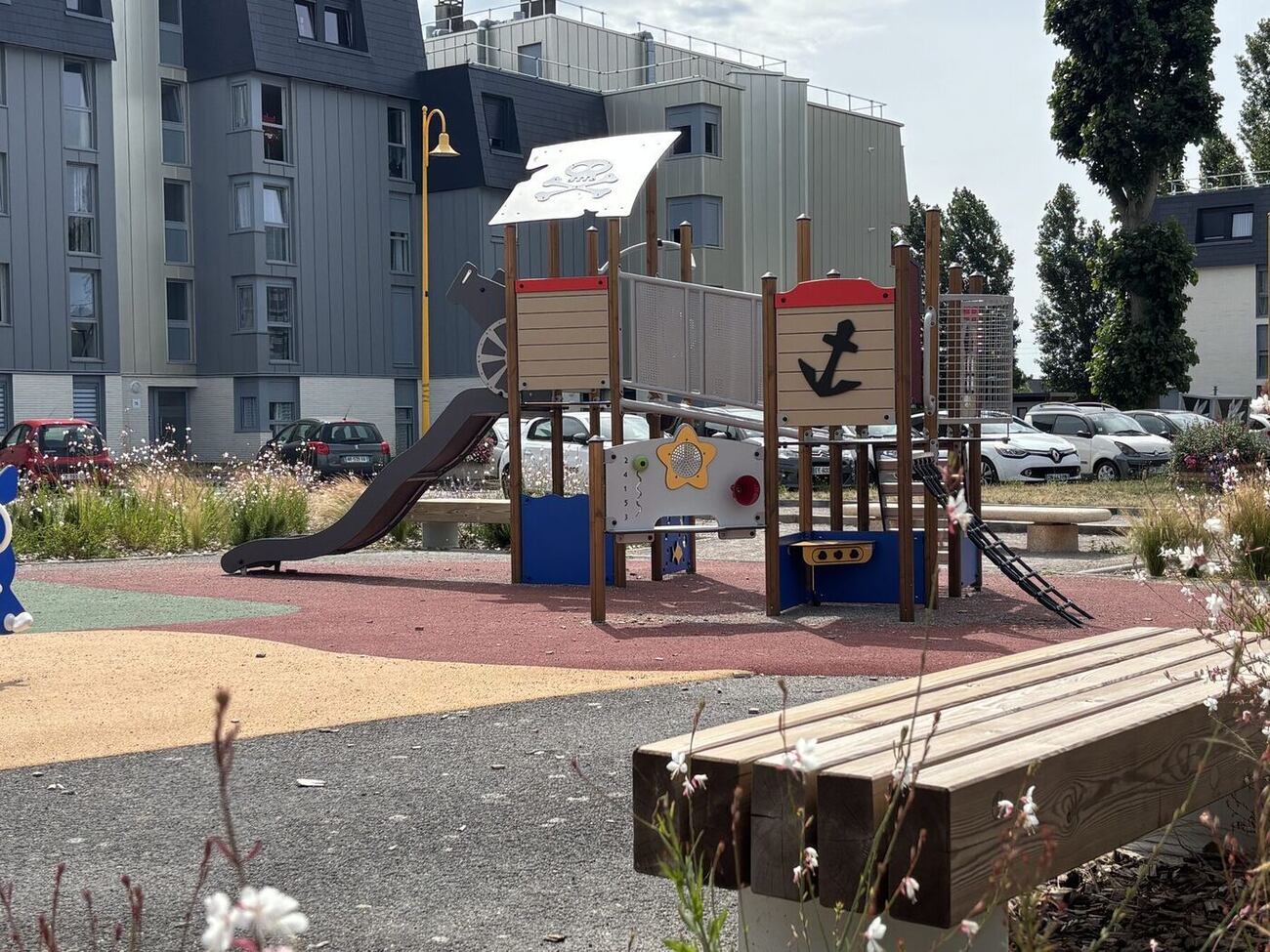 Aire de jeux en pied d'immeuble — référence Arena Jeux