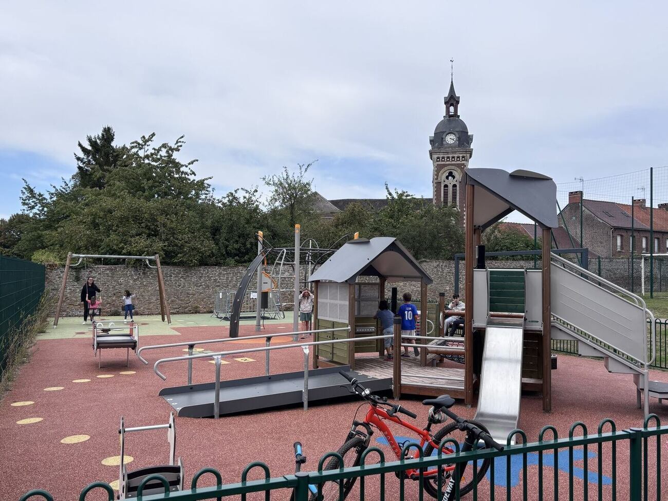 Aire de jeux et mobilier en centre-bourg — référence Arena Jeux