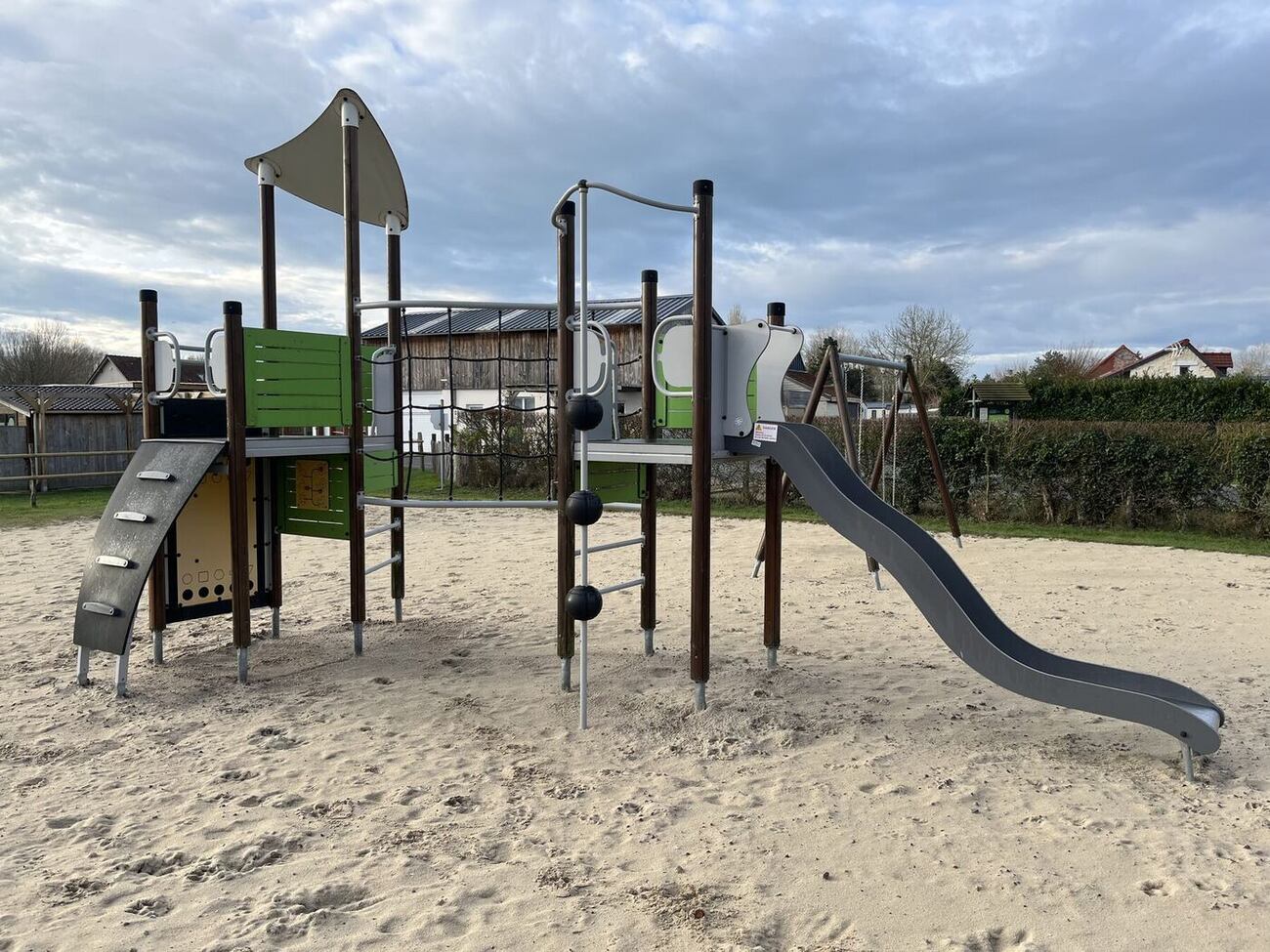 Tour et toboggan sur sol sable — référence Arena Jeux