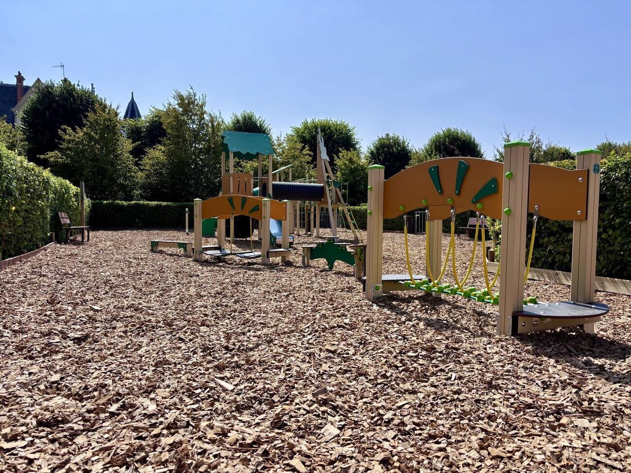 Structure en bois sur sol amortissant — référence Arena Jeux