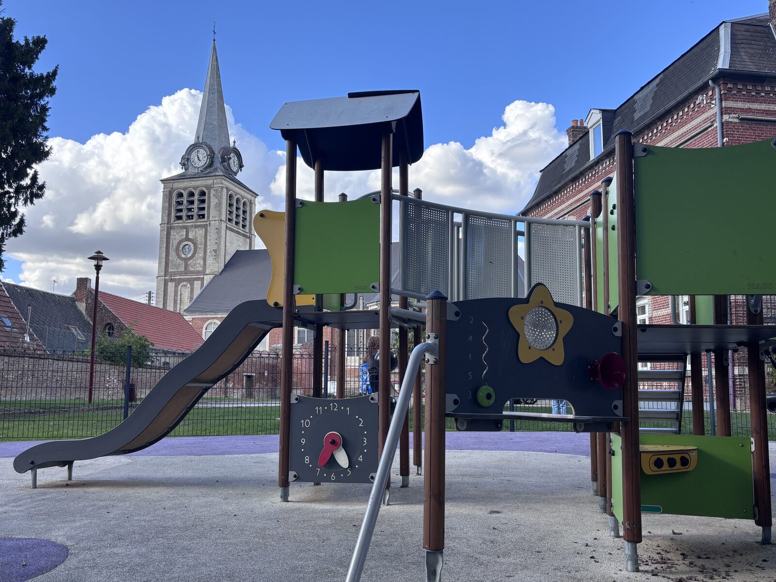 Structure multi-activités avec toboggan et panneaux ludiques installée à Iwuy (Nord)