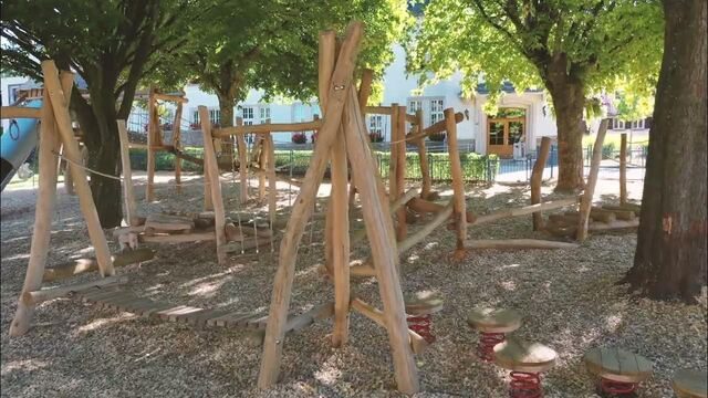 Détail d'une structure de jeux en robinier